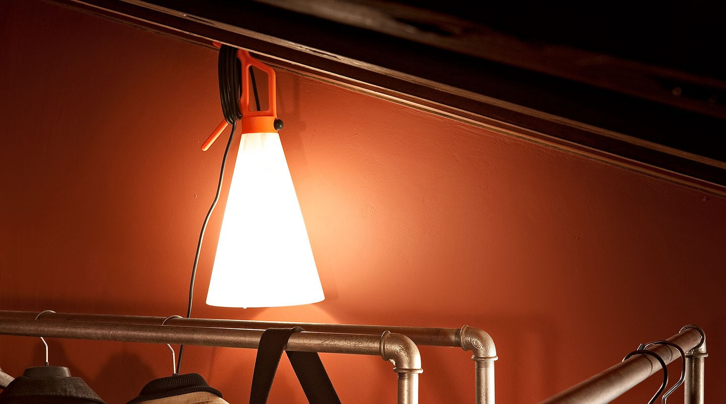 Flos Mayday Lampada multiuso arancio per interni con cavo accesa in ambiente, design e diffusione della luce