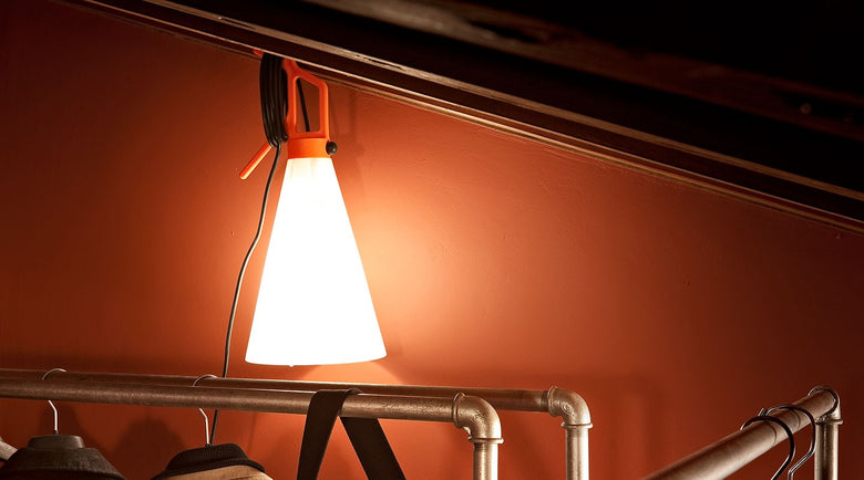Flos Mayday Lampada multiuso arancio per interni con cavo accesa in ambiente, design e diffusione della luce
