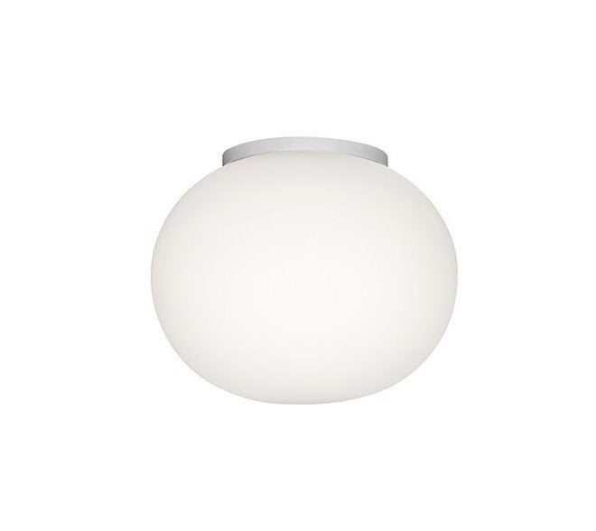 FLOS Mini Glo-Ball Lampada 112 mm a parete soffitto o Bianco accesa in ambiente, design e diffusione della luce