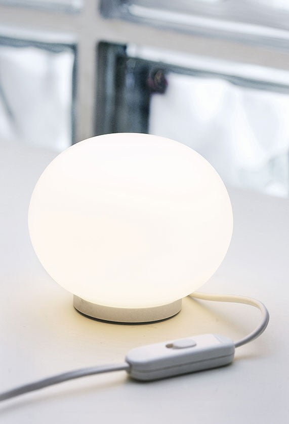 Flos Mini Glo-ball Table Lampada 11 cm Da Tavolo Bianco accesa in ambiente, design e diffusione della luce