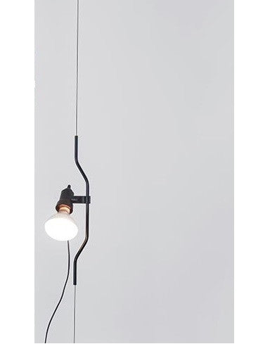 Flos Parentesi Lampada A Sospensione nero accesa in ambiente, design e diffusione della luce