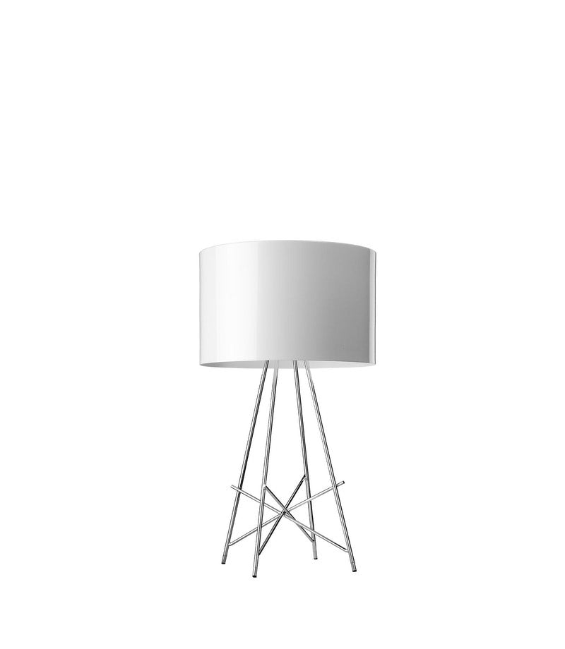 Flos Ray Table Lampada Da Tavolo con dimmer Bianco lucido in alluminio accesa in ambiente, design e diffusione della luce