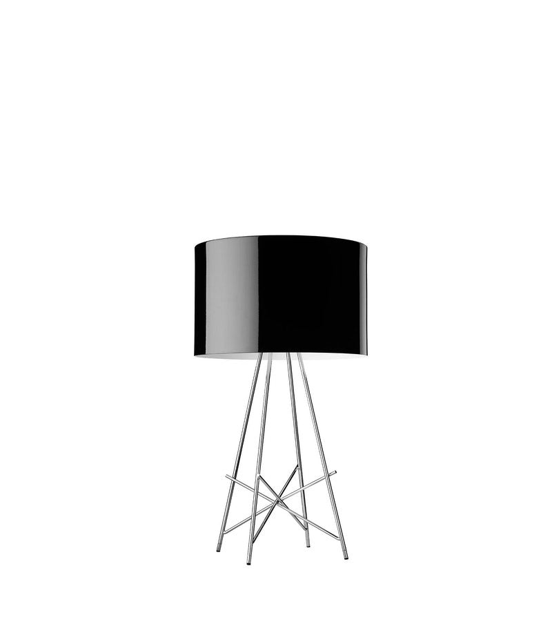 Flos Ray Table Lampada Da Tavolo con dimmer Nero lucido in alluminio accesa in ambiente, design e diffusione della luce