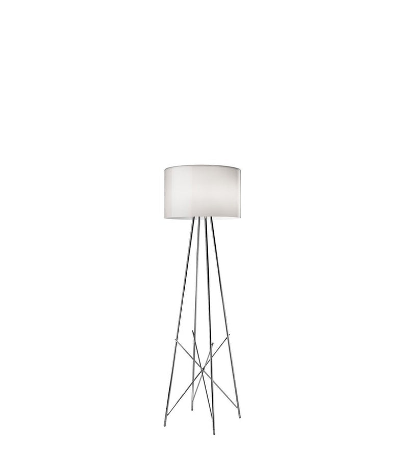 Flos Ray Floor 1 Lampada a pavimento grigio lucido con Vetro in alluminio accesa in ambiente, design e diffusione della luce