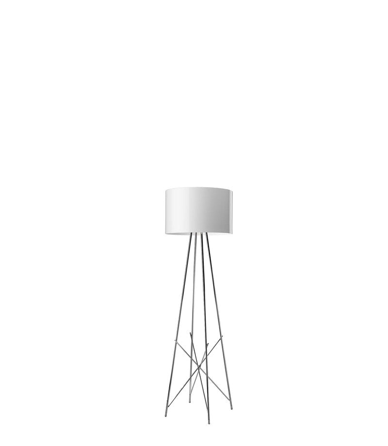Flos Ray Floor 1 Lampada a pavimento con dimmer Bianco in alluminio e lucido accesa in ambiente, design e diffusione...