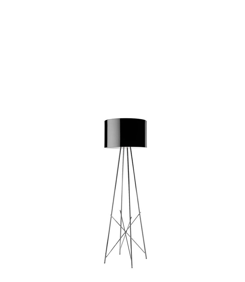 Flos Ray Floor 1 Lampada a pavimento con dimmer Nero lucido in alluminio accesa in ambiente, design e diffusione della luce