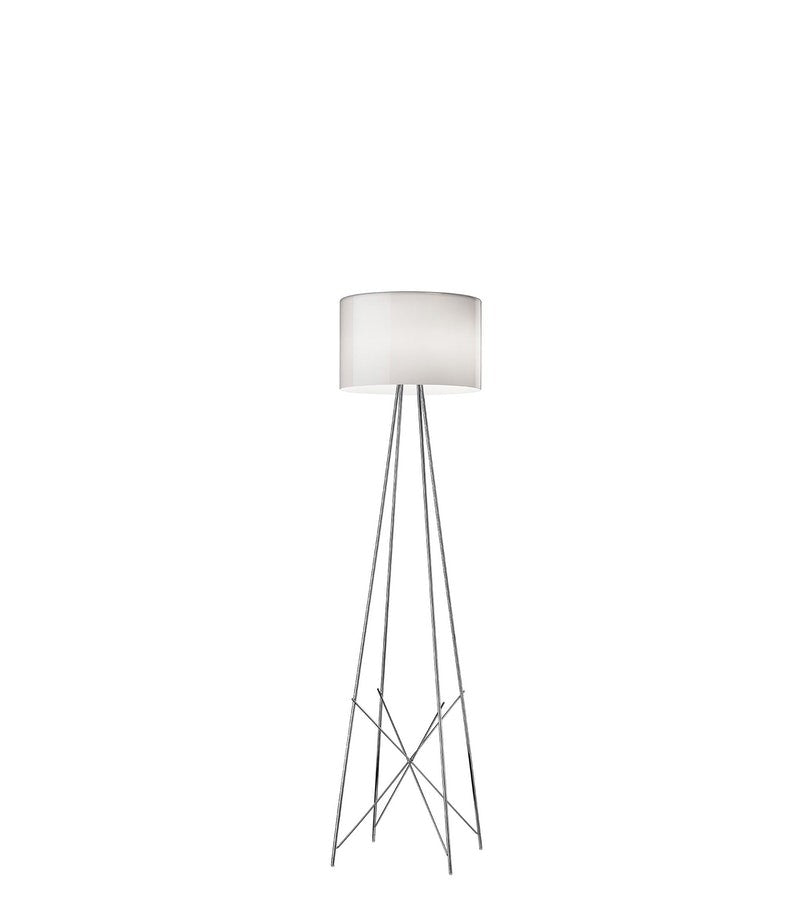 Flos Ray Floor 2 Lampada a pavimento grigio lucido con Vetro in alluminio accesa in ambiente, design e diffusione della luce