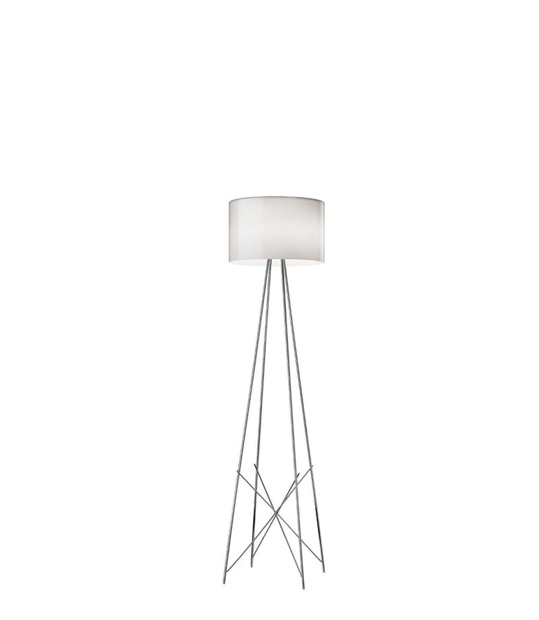 Flos Ray Floor 2 Lampada a pavimento grigio lucido con Vetro in alluminio accesa in ambiente, design e diffusione della luce
