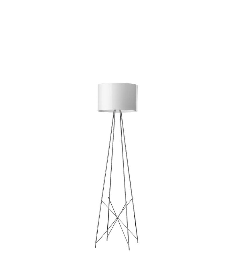 Flos Ray Floor 2 Lampada a pavimento bianco lucido con in alluminio accesa in ambiente, design e diffusione della luce