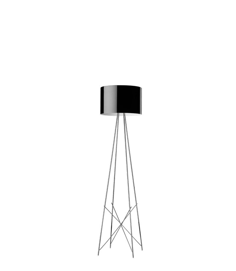 Flos Ray Floor 2 Lampada a pavimento nero lucido con dimmer in alluminio accesa in ambiente, design e diffusione della luce