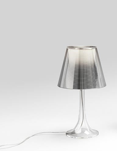 Flos Miss K Lampada da tavolo argento Argento Alluminato accesa in ambiente, design e diffusione della luce