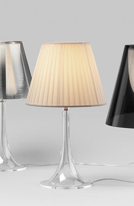 Flos Miss K Lampada da tavolo con paralume in Tessuto accesa in ambiente, design e diffusione della luce