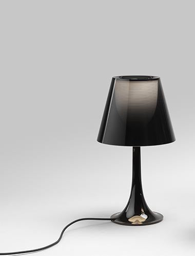 Flos Miss K Lume a luce diffusa nero accesa in ambiente, design e diffusione della luce
