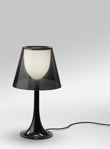 Flos Miss K Lampada da tavolo 43 cm Fume accesa in ambiente, design e diffusione della luce