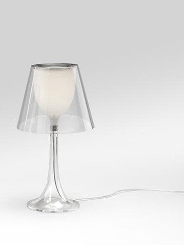Flos Miss K Lampada da tavolo trasparente a luce diffusa accesa in ambiente, design e diffusione della luce