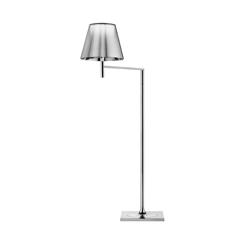 Flos KTribe Floor 1 Lampada a pavimento argento con dimmer Argento Alluminato accesa in ambiente, design e diffusione...