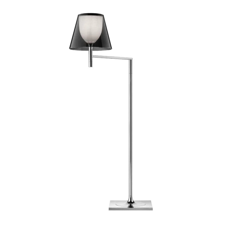 Flos KTribe Floor 1 Lampada a pavimento fume con dimmer accesa in ambiente, design e diffusione della luce