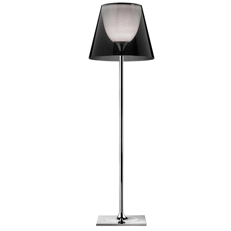 Flos Ktribe Floor 3 Lampada a pavimento fume con dimmer accesa in ambiente, design e diffusione della luce