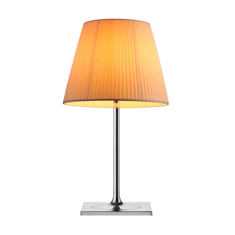 Flos KTribe Table 2 Lampada da tavolo in Tessuto accesa in ambiente, design e diffusione della luce