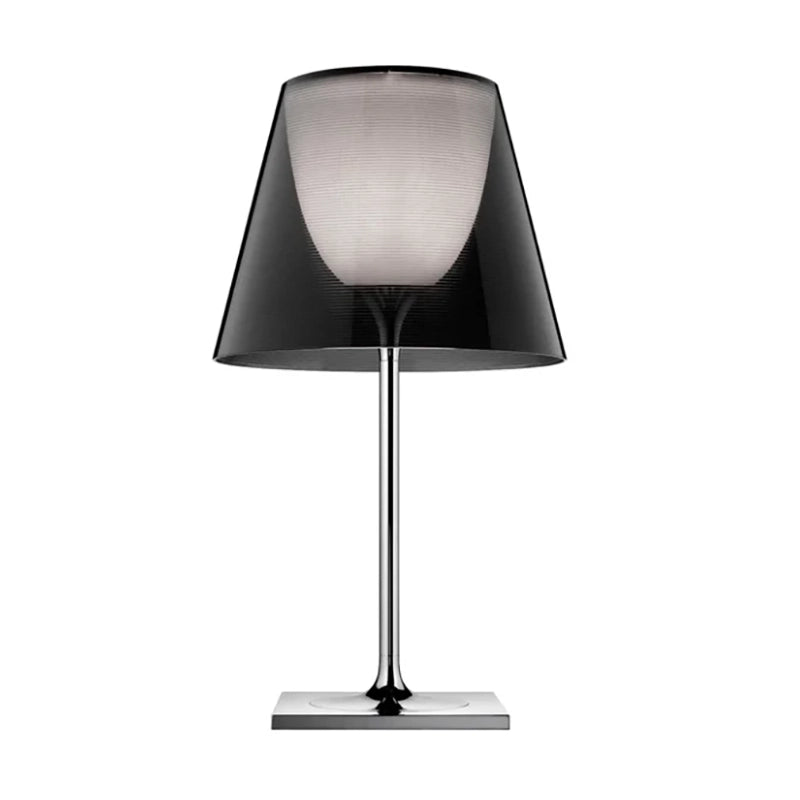 Flos KTribe Table 2 Lampada da tavolo Fume accesa in ambiente, design e diffusione della luce
