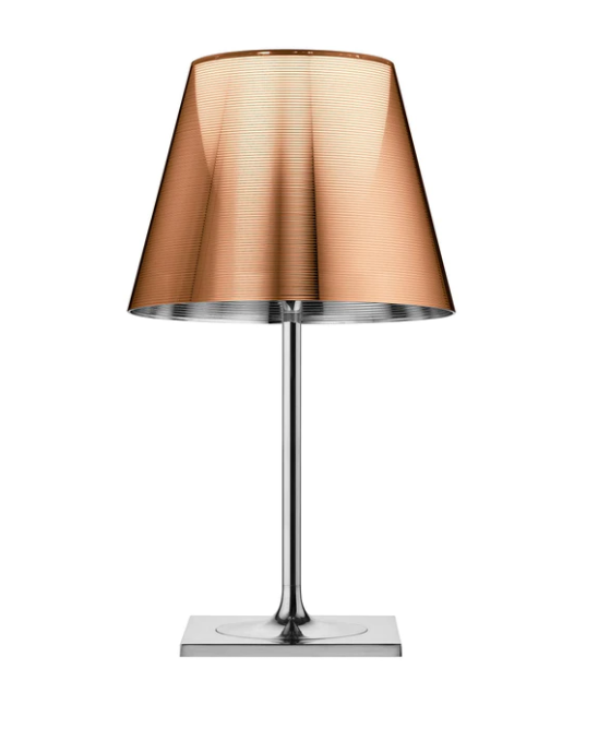 Flos KTribe Table 2 Lampada da tavolo Bronzo Bronzo Alluminizzato accesa in ambiente, design e diffusione della luce