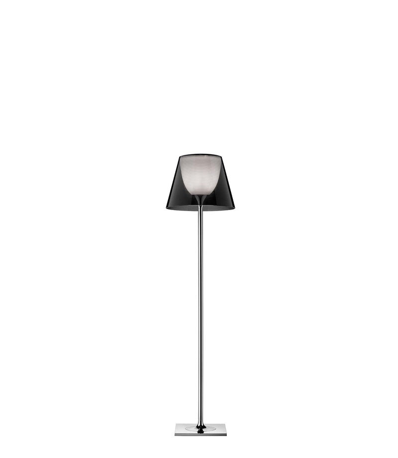 Flos Ktribe Floor 2 Lampada a pavimento fume con dimmer accesa in ambiente, design e diffusione della luce