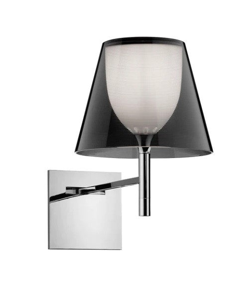 Flos Ktribe Wall Lampada applique fume a Parete in policarbonato accesa in ambiente, design e diffusione della luce