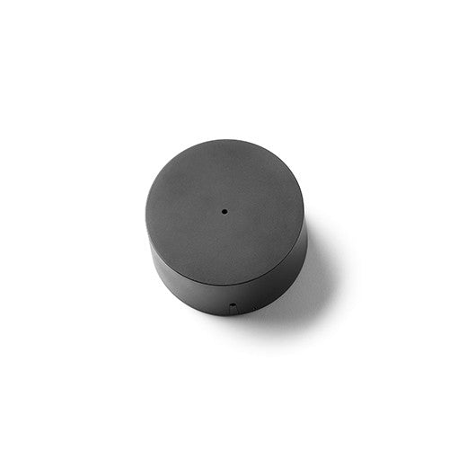 Flos Rosone per lampade String Light Nero accesa in ambiente, design e diffusione della luce