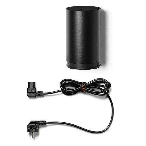 Flos Floor Switch alimentatore da terra Per String Light accesa in ambiente, design e diffusione della luce