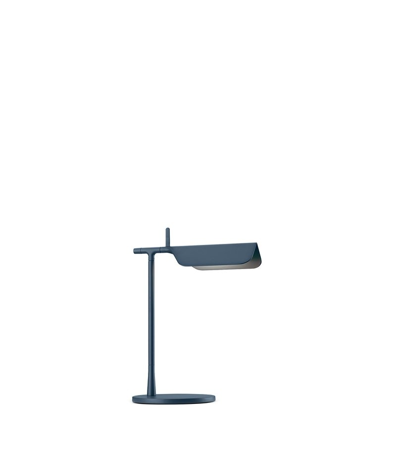 Flos Tab Table Lampada scrivania Blue Matt orientabile accesa in ambiente, design e diffusione della luce