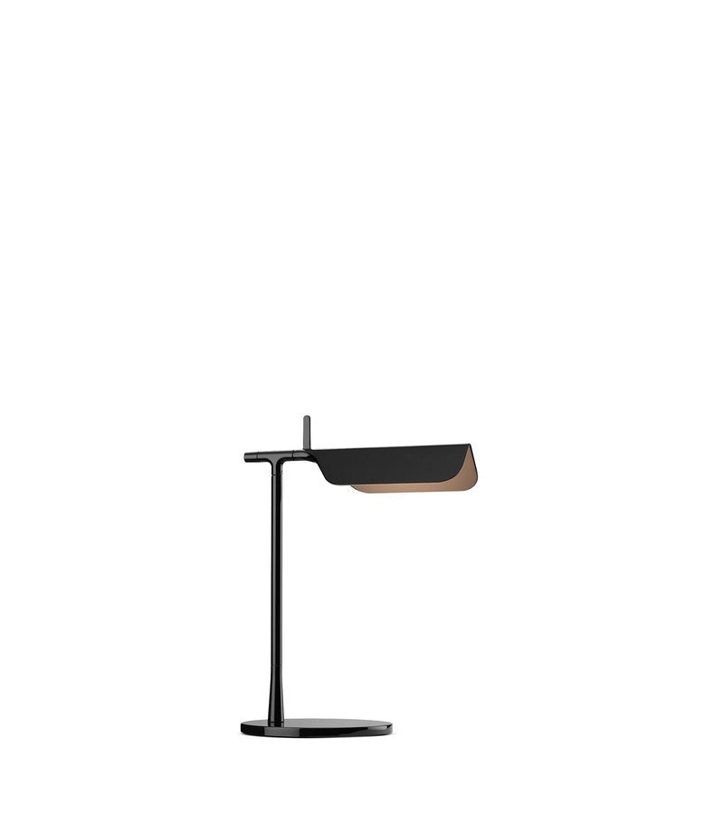 Flos Tab Table Lampada scrivania nero in alluminio accesa in ambiente, design e diffusione della luce