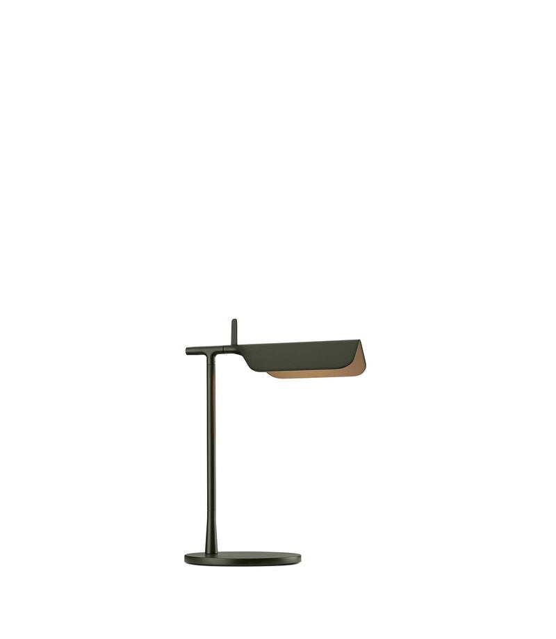 Flos Tab Table Lampada scrivania verde scuro Dark Green in alluminio accesa in ambiente, design e diffusione della luce