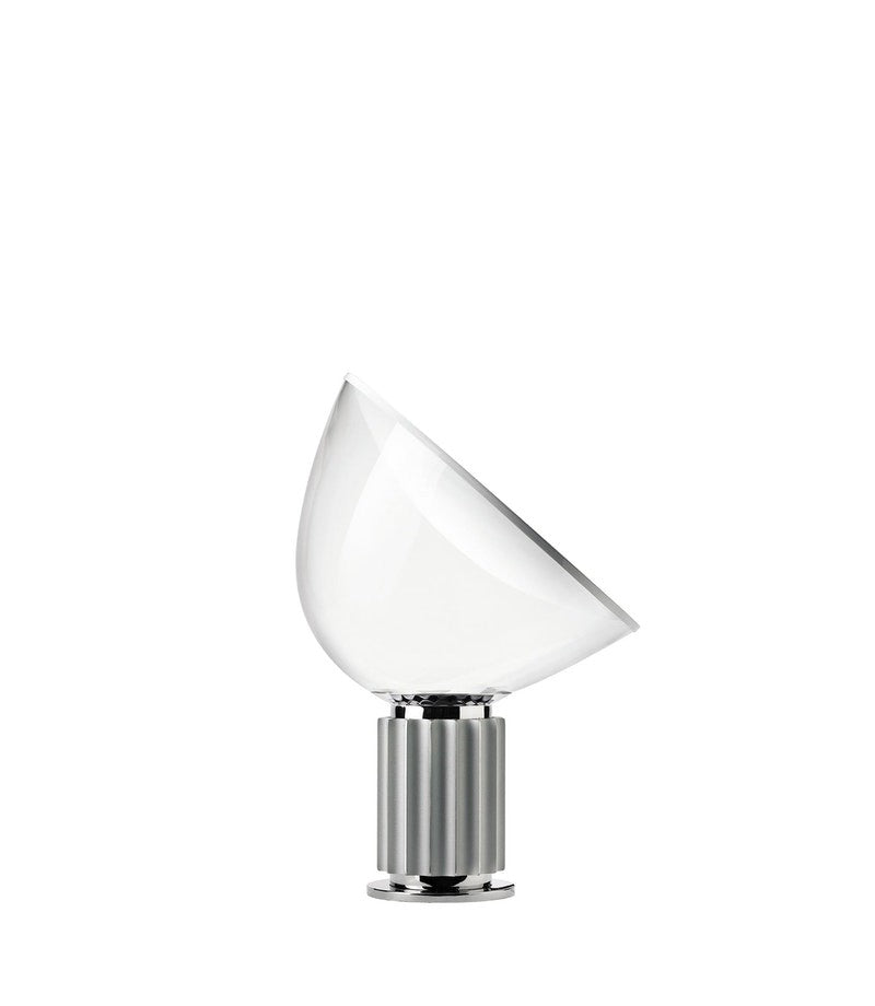 Flos Taccia Lampada da tavolo argento con dimmer accesa in ambiente, design e diffusione della luce