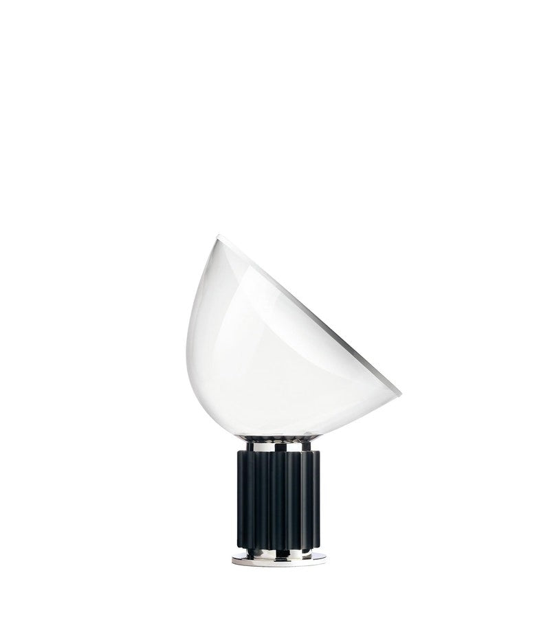 Flos Taccia Lampada da tavolo nero con dimmer accesa in ambiente, design e diffusione della luce