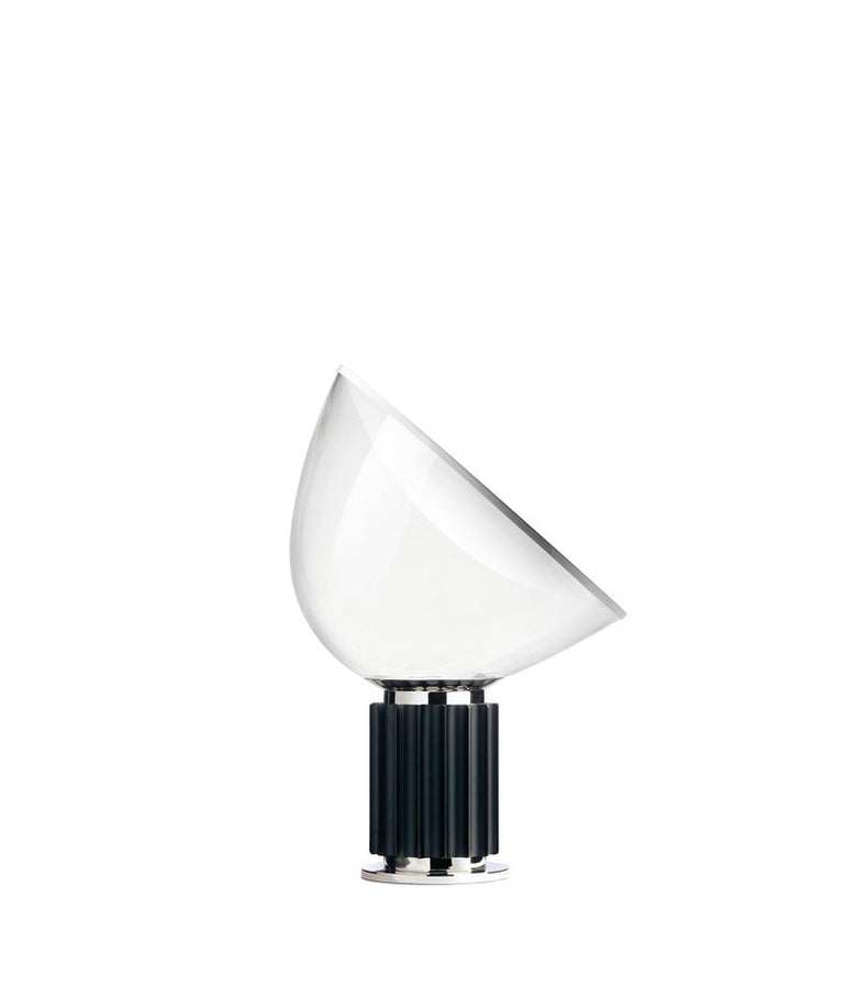 Flos Taccia Lampada da tavolo nero con dimmer accesa in ambiente, design e diffusione della luce