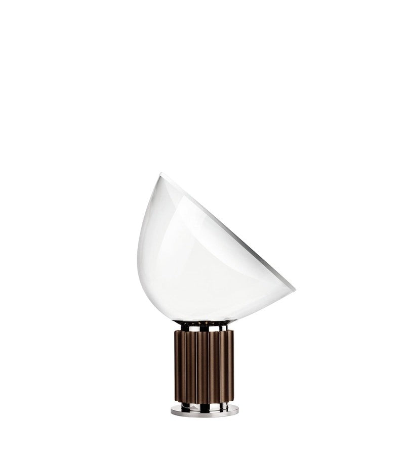 Flos Taccia Lampada da tavolo bronzo con dimmer accesa in ambiente, design e diffusione della luce