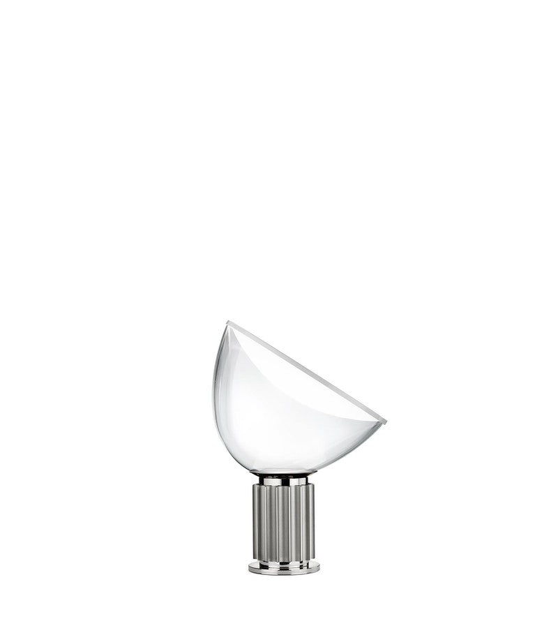 Flos Taccia Small Lampada da tavolo argento con dimmer accesa in ambiente, design e diffusione della luce