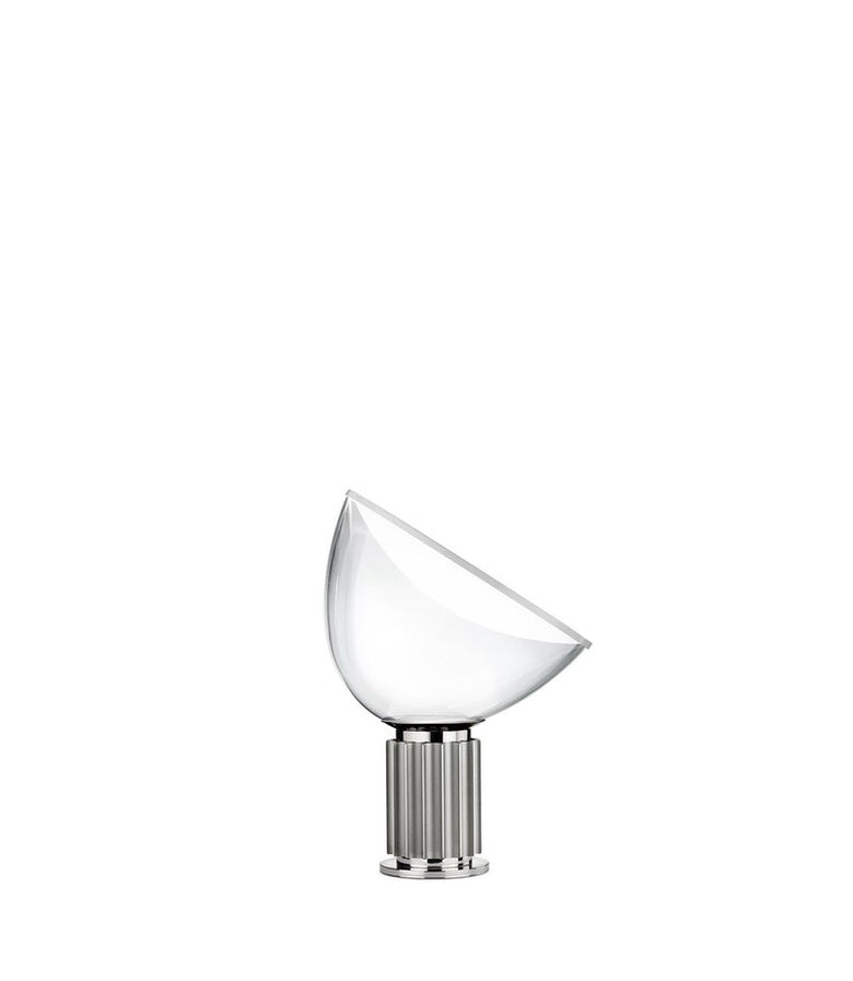 Flos Taccia Small Lampada da tavolo argento con dimmer accesa in ambiente, design e diffusione della luce