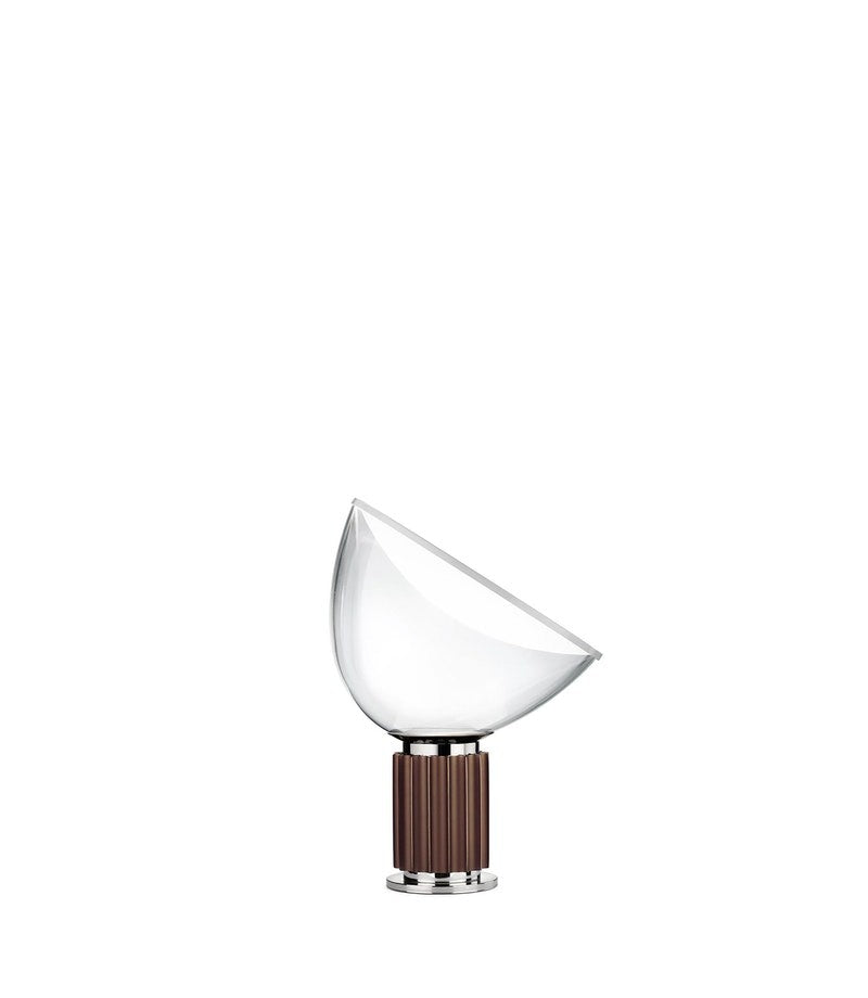 Flos Taccia Small Lampada bronzo con dimmer accesa in ambiente, design e diffusione della luce