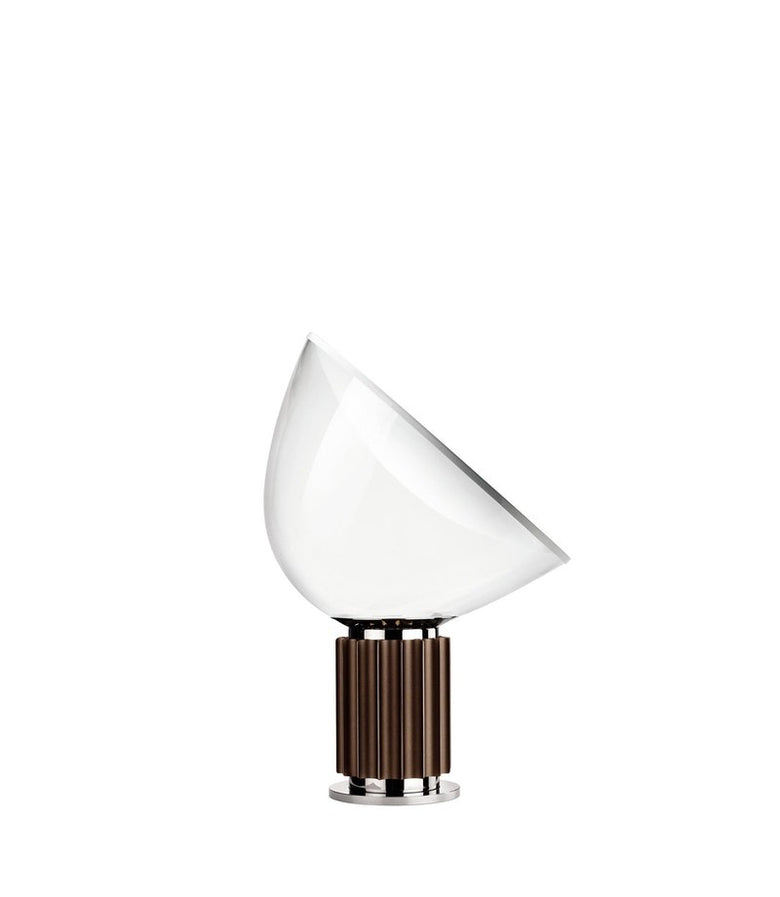 Flos Taccia PMMA Lampada da tavolo bronzo con dimmer accesa in ambiente, design e diffusione della luce