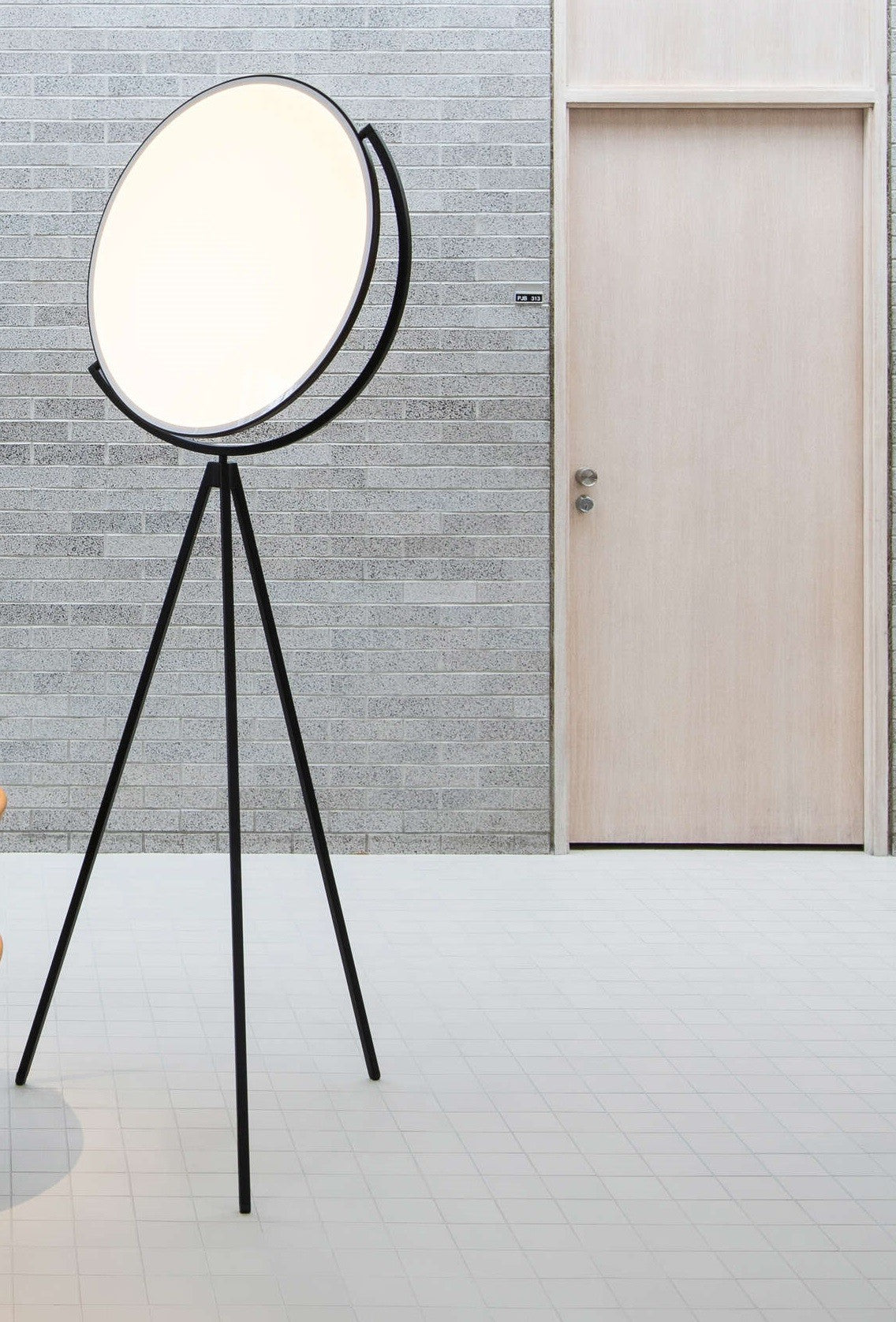 Flos Superloon Lampada da pavimento orientabile nero spenta, dettaglio del corpo lampada e dei materiali