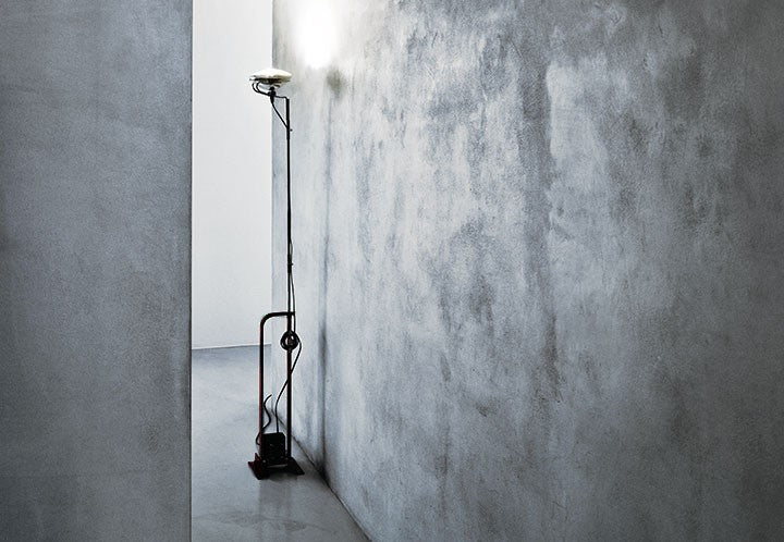 Flos Toio Led Lampada a Pavimento 158-195 cm telescopica spenta, dettaglio del corpo lampada e dei materiali