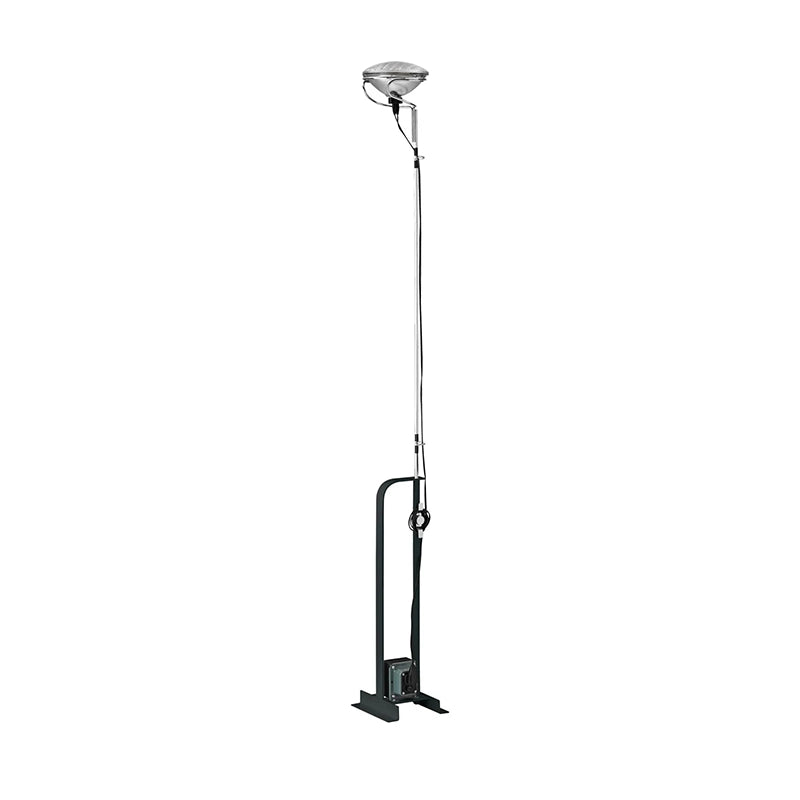 Flos Toio Led Lampada a Pavimento 158-195 cm telescopica accesa in ambiente, design e diffusione della luce