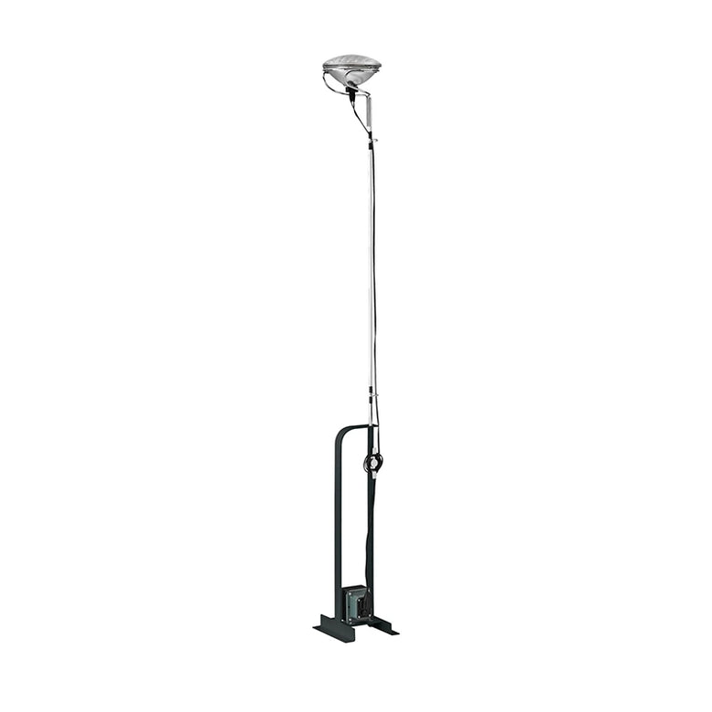 Flos Toio Led Lampada a Pavimento 158-195 cm telescopica accesa in ambiente, design e diffusione della luce
