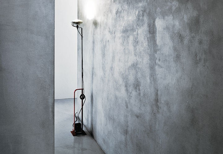 Flos Toio Lampada a Pavimento regolabile Rosso spenta, dettaglio del corpo lampada e dei materiali