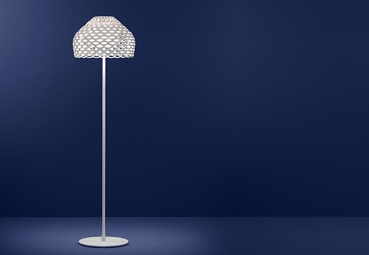 Flos Tatou Floor Lampada a pavimento bianco spenta, dettaglio del corpo lampada e dei materiali