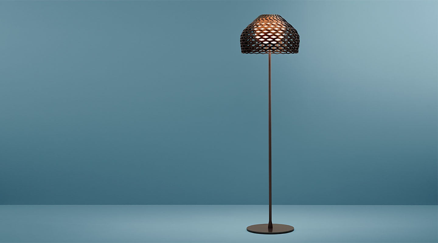 Flos Tatou Floor Lampada a pavimento Grigio Ocra, vista posteriore con attacco elettrico
