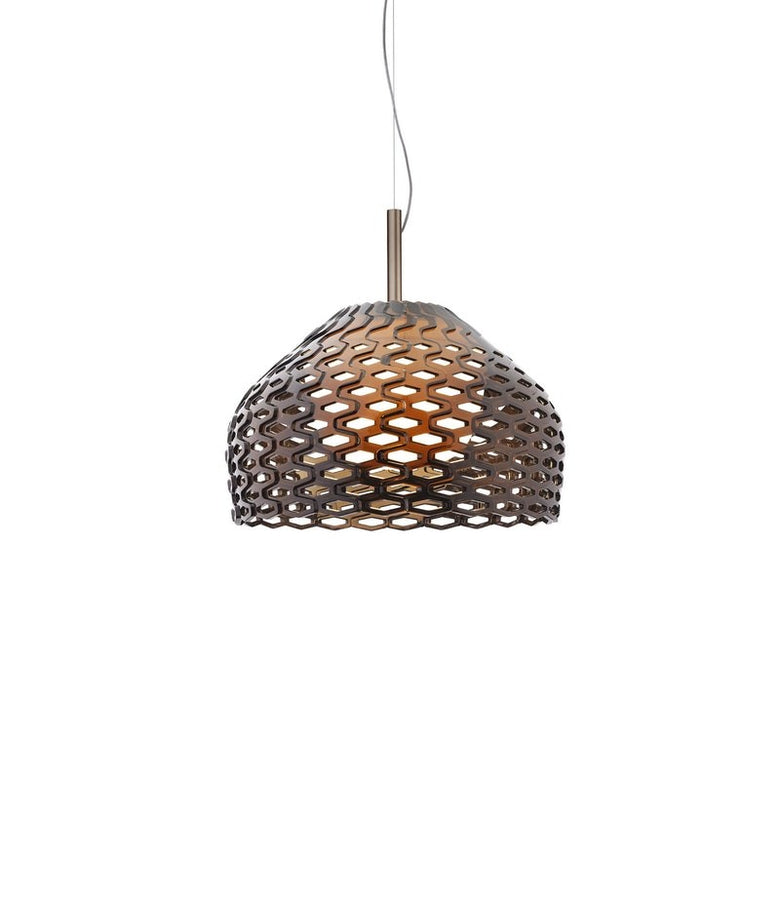 Flos Tatou Suspension 2 Lampada a sospensione Grigio Ocra in policarbonato accesa in ambiente, design e diffusione della luce