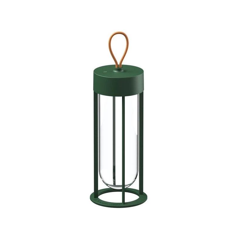 Flos In Vitro Unplugged Lampada ricaricabile Forest Green in alluminio accesa in ambiente, design e diffusione della luce