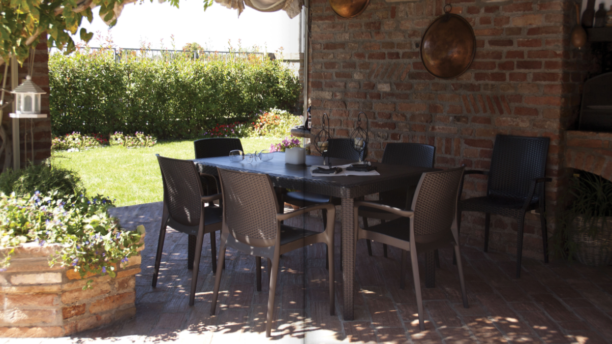 Sedia da esterno antracite effetto Rattan con braccioli visto dall'alto, composizione e proporzioni - Exagonshop